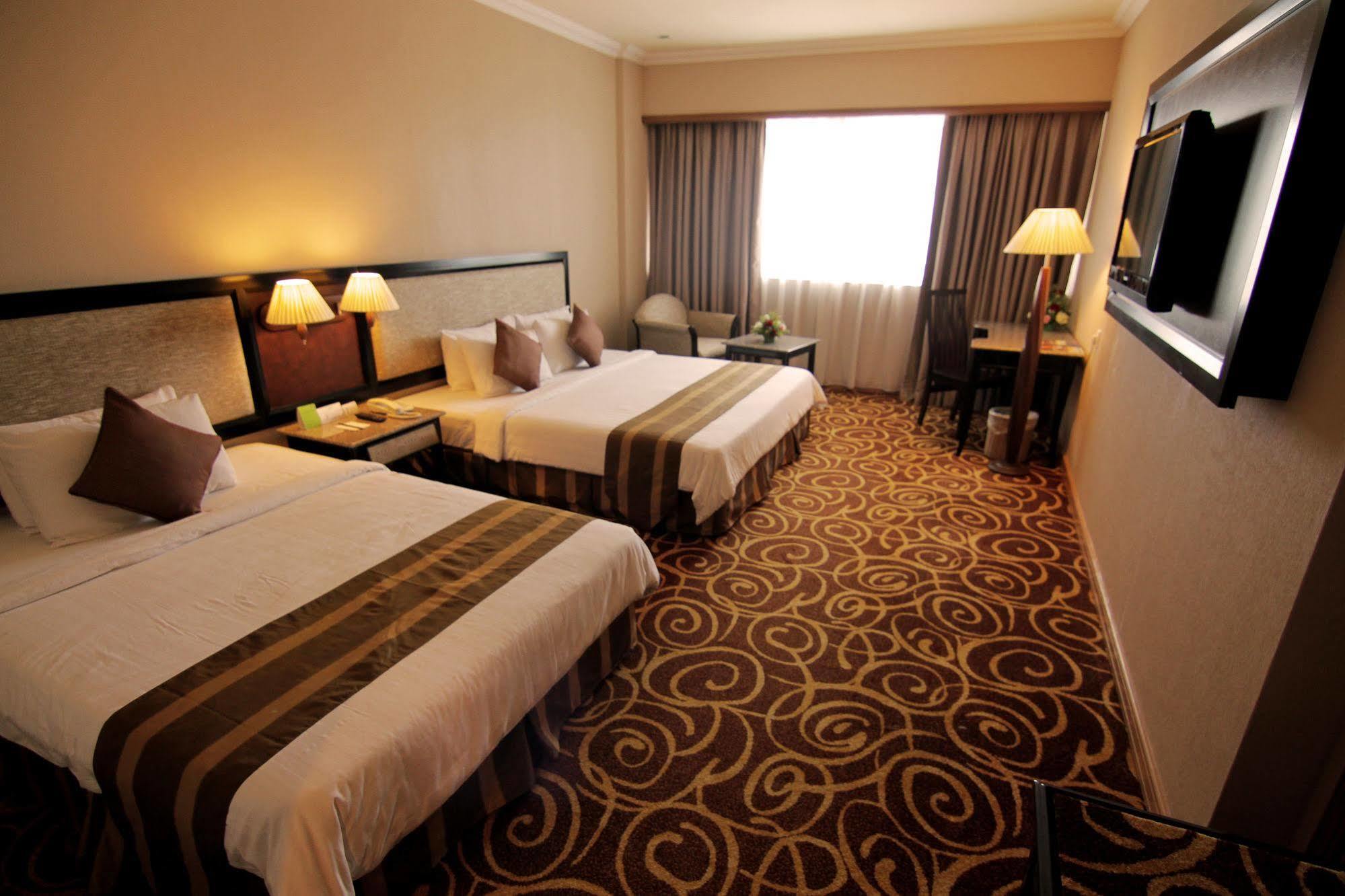 Mega Hotel Sdn Bhd Мири Экстерьер фото
