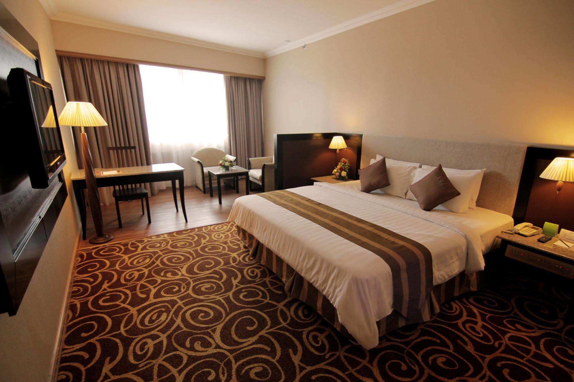 Mega Hotel Sdn Bhd Мири Экстерьер фото